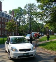 Cavalcade of first-year families entering Harvard Yard through Johnston Gate