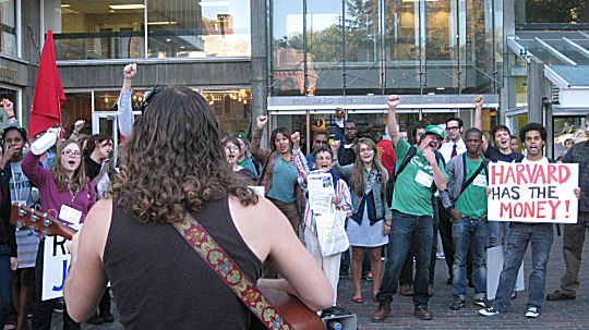 Evan Greer singing to a rally for fired Harvard worker Joan Frankel