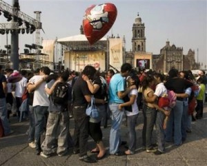 Mexico City Kiss-In (photo courtesy AP)